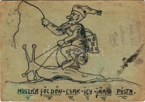 1943 Muszka földön csak így jár a posta.. postás csigaháton. Kézzel rajzolt Tábori Postai Levelezőlap / WWII Hungarian military hand-drawn art postcard from Russia, postman on snail, humour (b)