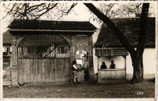 1937 Székelyudvarhely, Odorheiu Secuiesc; Székelykapu, erdélyi folklór / Transylvanian folklore, carved wood gate. Foto Kováts photo (EK)