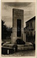 1944 Magyarlápos, Oláhlápos, Targu Lapus; első világháborús honvéd emlékmű, Szentháromság gyógyszertár / WWI Hungarian military monument, pharmacy (EK)