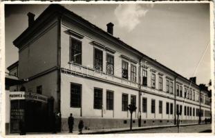 1942 Kolozsvár, Cluj; M. kir. kolozsvári 9. sz. Honvéd helyőrségi kórház A. és B. épület, katonák / WWII Hungarian military garrison hospital, soldiers (gyűrődés / crease)