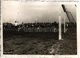 1937 RIPENSIA Temesvár - Universitatea Cluj (Kolozsvár) 1:0 (0:0) labdarúgó mérkőzés, focisták a meccs közben, futball / FC Ripensia Timisoara - FC Universitatea Cluj football match, Romanian football players during the match. photo (8,4 cm x 6 cm)