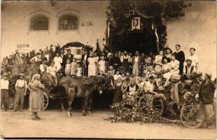 ~1949 Monor, Monori Földműves Szövetkezet tagjai, Rákosi Mátyás portréja a bejárat felett. photo (EK)