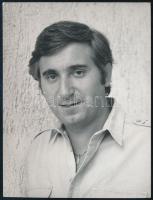 Szilágyi Tibor (1942-) színész autográf dedikációja őt ábrázoló fotó hátoldalán