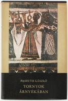 Passuth László: Tornyok árnyékában. (Dedikált!) Bp., 1977, Szépirodalmi Könyvkiadó. Első kiadás. Kiadói egészvászon-kötés, kiadói papír védőborítóban. A szerző, Passuth László (1900-1979) író, műfordító által Zágoni Jenő (1937-2015) erdélyi magyar bibliográfus, művelődéstörténeti szakíró, baptista egyháztörténet-­kutató, eszperantista részére dedikált példány.