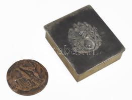 Nemesi címeres fém ládika, benne sárkányos bronz levélnehezék 10x11 cm