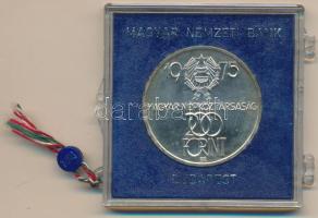 1975. 200Ft Ag "Felszabadulás" plombált, de sérült MNB tokban T:BU Adamo EM46