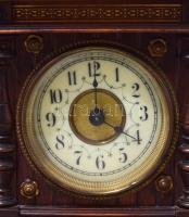 Junghans asztali óra. Utazóóra felesütős szerkezettel, rugó járatos. szép porcelán számlappal, farag...