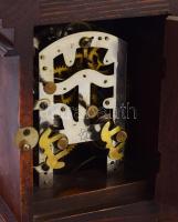 Junghans asztali óra. Utazóóra felesütős szerkezettel, rugó járatos. szép porcelán számlappal, farag...