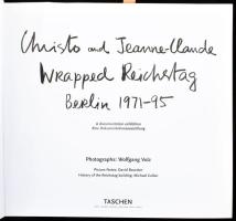 Christo & and Jeanne-Claude: Wrapped Reichstag Berlin 1971-1995. A documentation exhibition. Ein...