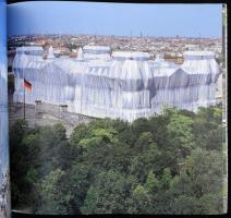 Christo & and Jeanne-Claude: Wrapped Reichstag Berlin 1971-1995. A documentation exhibition. Ein...