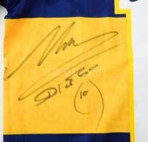 Diego Maradona (1960-2020) legendás labdarúgó autográf aláírása Boca Juniors szurkolói mezén. / Autograph signature of the legendary footballer Diego Maradona (1960-2020) on a Boca Juniors fan shirt.