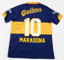 Diego Maradona (1960-2020) legendás labdarúgó autográf aláírása Boca Juniors szurkolói mezén. / Auto...