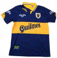 Diego Maradona (1960-2020) legendás labdarúgó autográf aláírása Boca Juniors szurkolói mezén. / Auto...