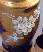 Vizes kancsó hat pohárral. Kézzel festett, formába öntött üveg. Plasztikus virág díszítéssel, aranyo...