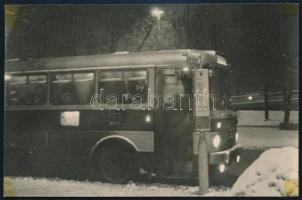 cca 1968 Az 5-ös számú Ikarus buszjárat a vár környékén, fotó sarkain ragasztásnyomokkal, 7,5×11,5 cm