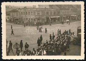 1940 Magyarvista (Erdély) község küldöttsége Kolozsváron, háttérben üzletek, Excelsior Szálló és étterem, feltételezhetően a bevonulási ünnepségen, fotó, hátoldalon feliratozva, ×8,5 cm