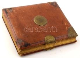 cca 1860-1900 Régi bőrkötéses fotóalbum, 64 db keményhátú fotóval, sérült oldalakkal, csat hiányzik
