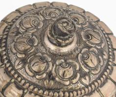 Cukordoboz. Ezüst (Ag), dianás jelzéssel. Rózsa díszítéssel. 270 g d: 13 cm, m: 12 cm