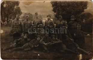 4. honvéd gyalogezred géppuskás katonái kitüntetésekkel / WWI Austro-Hungarian K.u.K. military, soldiers of the 4th Infantry Regiment&#039;s machine gun corps. photo (kopott sarkak / worn corners)