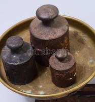 Antik vas mérleg, réz tálcákkal, 3 darab vas súllyal és 2 réz mérleg készlettel