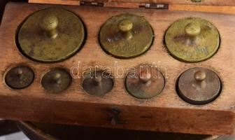 Antik vas mérleg, réz tálcákkal, 3 darab vas súllyal és 2 réz mérleg készlettel