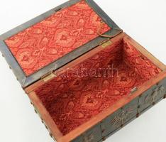 cca 1960, Lengyel iparművész láda, szegecselt, vasalattal, kulccsal, alján címkével, 31x18x15 cm