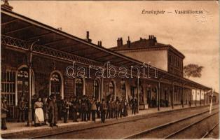 1915 Érsekújvár, Nové Zámky; Vasútállomás, zenekar. Vasúti levelezőlapárusítás 3677. / railway station, music band (EK)