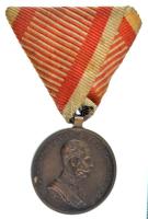 1914. "Ferenc József Bronz Vitézségi Érem" bronz kitüntetés eredeti mellszalagon. Szign.: Tautenhayn T:XF Hungary 1914. "Bronze Gallantry Medal (Der Tapferkeit)" bronze decoration with original ribbon. Sign.: Tautenhayn C:XF NMK 137.