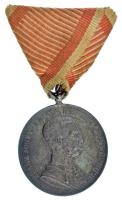 1914. "Ferenc József I. osztályú Ezüst Vitézségi Érem" peremén jelzett Ag kitüntetés eredeti mellszalagon. Szign.:Leisek T:XF Hungary 1914. "Silver Gallantry Medal, 1st Class" Ag decoration, hallmarked on the edge, with original ribbon. Sign: Leisek C:XF NMK 129