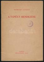 Németh László:  A tanügy rendezése. [Tanulmány.] Budapest, 1945. Sarló (Hungária Nyomda Rt.) 32 p. Első kiadás. Németh László (1901-1975) író, drámaíró, esszéíró, szerkesztő, a XX. századi magyar gondolkodás meghatározó alakja tanügyi röpiratában a hazai pedagógia átfogó reformjára tesz javaslatot, többek között a 18 éves korig tartó tankötelezettség eszméjével, a koedukált tanítás rendjének felvetésével, a lexikális tudás mindenhatóságába vetett hit kétségbe vonásával, és egy új, gyakorlati, illetve közösségi szempontokat figyelembe vevő tantárgyi struktúra felvetésével. Fűzve, feliratozott, kiadói borítón intézményi bélyegzéssel.