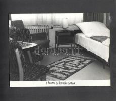 [Fotóalbum] Az esztergomi ,,Fürdő" Szálló új szárnyának feliratozott fényképalbuma. (1967)
Esz...