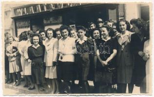 1943 Brassó, Kronstadt, Brasov; hölgyek csoportja / ladies. Foto Regal photo