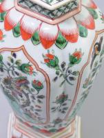 cca 20. sz. eleje, Kínai femille verte fedeles váza, kopott, m: 32 cm