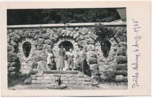 1935 Málnásfürdő, Baile Malnas; csoportkép a forrásnál / spa, group photo by the mineral water spring, well. photo