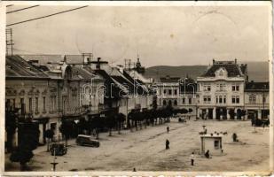 1942 Kézdivásárhely, Targu Secuiesc; takarékpénztár, gyógyszertár, Kovács, Fejér üzlete, automobil / savings bank, pharmacy, shops, automobiles + "BERECK - SEPSISZENTGYÖRGY 357" vasúti mozgóposta bélyegző (vágott / cut)