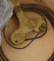 Egy doboz vegyes régi óraalkatrész, szerkezetek, stb