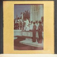 cca 1940 Budapest, katonai ünnepség és szentmise a Hősök terén, 2 db Agfacolor diapozitív, 3,5×2,5 c...