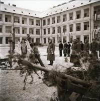 cca 1940-1945 Katonai ünnepség egy laktanyában, 5 db fotónegatív, 5×6 cm