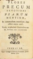 [Telekesi István (1633-1715)]: Flores precum devotioni piarum mentium, in commodum orantium charactere majore recusi, variis, ac plurimis Orationibus aucti,& Statui cuivis accommodati. Tyrnaviae [Nagyszombat], 1771, Typis Collegii Academici Societatis Jesu, 1 (címkép, Magna Ungarorum Domina, Magyarok Nagyasszonya (Patrona Hungariae) metszet) t. + 296+2 p.+3 t. Latin nyelven. Korabeli aranyozott gerincű egészbőr-kötés, kopott borítóval, a címkép, a címlap és még néhány lap széle foltos.