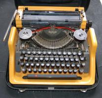 Régi hordozható írógép eredeti hordtáskájában és jó állapotban