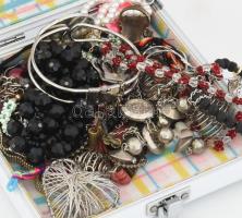 Kis ékszeres kofferben vegyes bizsu csomag