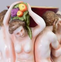 Doccia Ginori "Bacchanalia" váza. cca 19. sz. második fele - 20. sz. eleje, gazdag plaszti...