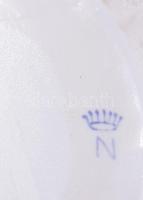 Doccia Ginori "Bacchanalia" váza. cca 19. sz. második fele - 20. sz. eleje, gazdag plaszti...