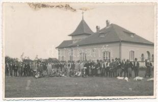 Erdély, Transylvania; Első székely telepes gazdakör alakuló gyűlésének résztvevői / founding meeting of the first Secui settler farming community. photo (fl)