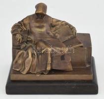 Anonymus. Bronz szobor, a városligeti Anonymus-szobor kicsinyített mása, fa talapzaton. 17x12x14 cm