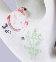 Hollóházi art deco macska. Terv.: Torma Istvánné, kézzel festett, jelzett, m: 8 cm