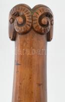 Gazdagon faragott pásztorbot. Különböző falusi életképek ábrázolásait tölgyfára tekeredő kígyó alakj...