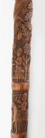 Gazdagon faragott pásztorbot. Különböző falusi életképek ábrázolásait tölgyfára tekeredő kígyó alakj...