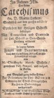 Luther, [Martin] Márton:  Im Namen Jesu. Der kleine Catechismus Martin Luthers. Sonderlich aus dem grossen erkläret, mit Sprüchen der Heil. Schrifft befestiget, Mit Kennzeichen und Exempenn der Heil. Schrifft zu Sein-Selbst-Prüfung erläutert und in lauter kleinen Fragen und Beantwortungen nach der eigentlichen Art zu Catechisiren einfältigst verfasset von Christoph. Matth. Seideln [...] und aus Vergünstigung dessen Erben, zur Beförderung der Ehre Gottes und Erbauung der Christ-Evangelischen in Siebenbürgen nachgedruckt. - Die Erklärung des Catechismi, die meistentheils aus Martin Luthers Grössern Catechismo zusammen gezogen ist. Von dem Catechismo insgemein. [Brassó] Kronstadt, 1717. In der Seulerschen Buchdruckerey, druckts Michael Heltzdörffer. [36] + 37 + [1] + 576 + [8] (tárgymutató) + [48] p. Első brassói kiadás. A brassói nyomdában készült, német nyelvű, gót betűvel szedett evangélikus katekizmus Luther Márton alapvető fontosságú Kis katekizmusát közli, majd fő tartalomként, újrakezdődő lapszámozás után a Katekizmus magyarázatát (Die Erklärung des Catechismi), mely a teológiai magyarázatokon kívül a protestáns erkölcstan jelentős kérdéseire is válaszol. Az evangélikus hittan alapművét a 18. századi Brassóban még három ízben kiadták (1727, 1758, 1772). Az első repülő előzéken valódi birtoklási sort alkotó, latin nyelvű tulajdonosi bejegyzések a 18. századból, mely 19. századi tulajdonosi bejegyzésekkel folytatódik, további tulajdonosi bejegyzések a hátsó előzéken, végül gyűjteményi bélyegzés az első előzék oldalain. Néhány oldalon apró, halvány foltosság, példányunk fűzése az első előzéknél meglazult. Poss.: Simén Domokos (1863), Siménfalvi Zsuzsánna, Siménfalvi György, Pálfi János (1892); a Csegezi Unitárius Egyházközség Lelkészi Hivatala. Három bordára fűzött, enyhén hiányos, enyhén sérült vaknyomásos korabeli bőrkötésben, színes festésű lapszélekkel. A gerincen régi katalóguscímke. Rendkívül ritka kiadás.