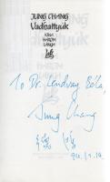 Chang, Jung:  Vadhattyúk. Kína három lánya. (Dedikált.) Budapest, 1994. Európa Könyvkiadó (Dürer Nyomda, Gyula). 590 + [10] p. + 8 t. (kétoldalas). Első magyar kiadás. Dedikált: ,,To Dr. Lendvay Béla, Jung Chang. 94. 12. 14." Jung Chang (sz. 1952) kínai származású brit írónő emlékiratai a 20. századi Kínáról, nagyanyja, anyja és saját szemszögéből, a japán megszállástól a kínai forradalom megrázkódtatásain át a jelenkorig. A párt magas rangú köreiben működő családját később politikai okokból megtörték és megfélemlítették. A kötetből emlékezetes látószög nyílik Kína belső konfliktusaira, a Nagy Ugrásra, a kínai kulturális forradalomra és egyéb társadalmi kísérletekre. Az 1970-es évektől Angliában tanuló Jung Chang kötete eredeti nyelven először 1992-ben jelent meg, ,,Wild Swans" címmel; a munka Kínában a tiltott munkák közé tartozik. Példányunk néhány oldalának fűzése meglazult. Fűzve, színes, illusztrált kiadói borítóban. Jó példány.